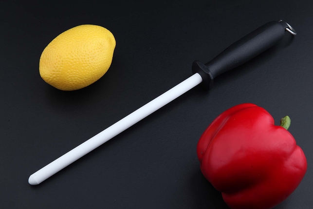 Керамический мусат для правки ножей Flugel 20 см, круглый, зернистость 800 Grit, грубый (coarse), черная рукоять, Германия