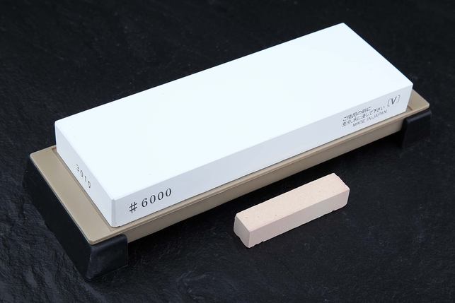 Водный керамический точильный камень для заточки ножей на подставке Suehiro Shiramine 183x63x20 мм, зернистость 6000 Grit, керамическая связка, Япония