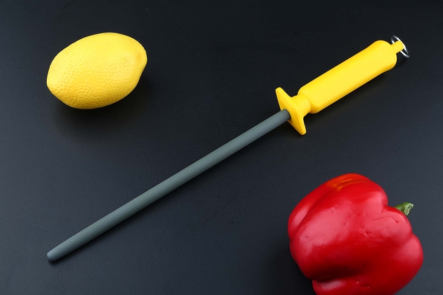 Стальной мусат с керамическим покрытием для правки ножей Flugel 23 см, тонкий (fine), зернистость 2000 Grit, финишный (fine), желтая рукоять с кольцом, Германия