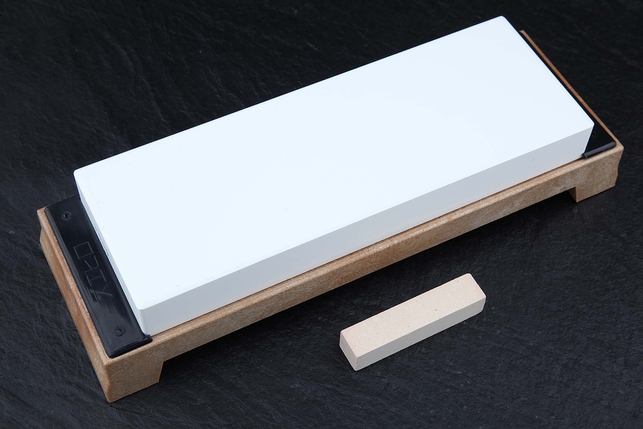 Водный керамический точильный камень для заточки ножей на подставке Suehiro Shiramine 206x73x23 мм, зернистость 6000 Grit, керамическая связка, Япония