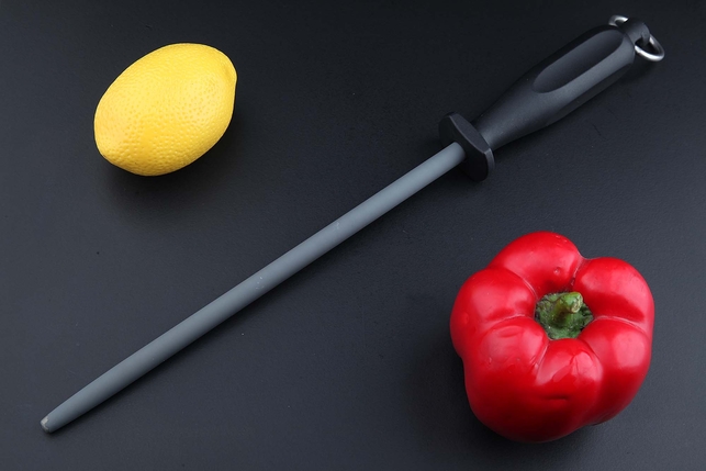 Стальной мусат с керамическим покрытием для правки ножей Flugel 25 см, тонкий (fine), зернистость 2000 Grit, тонкий (fine), черная рукоять, Германия