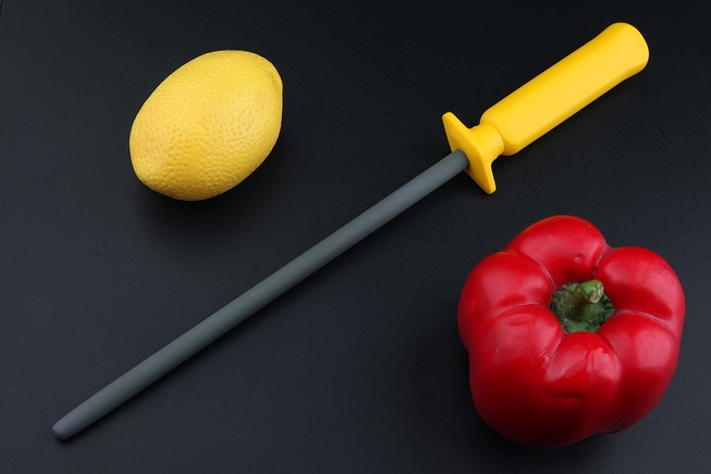 Стальной мусат с керамическим покрытием для правки ножей Flugel 23 см, круглый, зернистость 2000 Grit, тонкий (fine), желтая рукоять, Германия