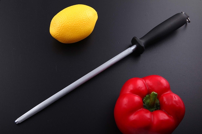 Стальной мусат для правки ножей Flugel 23 см, круглый, средняя насечка (medium), черная рукоять, Германия