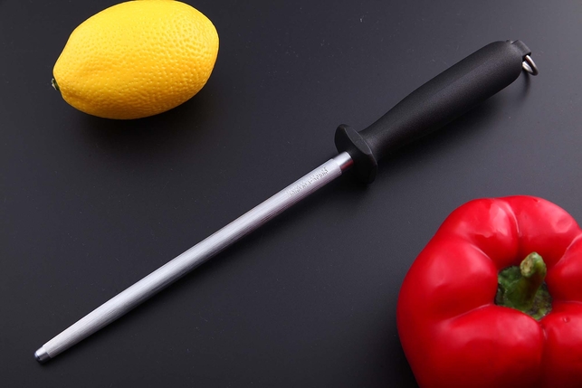 Стальной мусат для правки ножей Flugel 18 см, круглый, средняя насечка (medium), черная рукоять, Германия