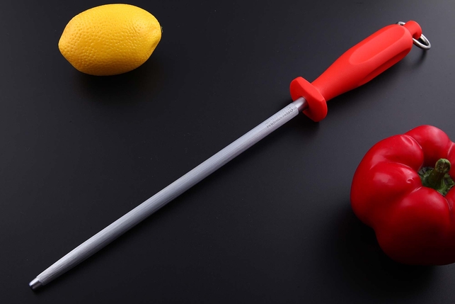 Стальной мусат для правки ножей Flugel 25 см, круглый, средняя насечка (medium), красная рукоять, Германия