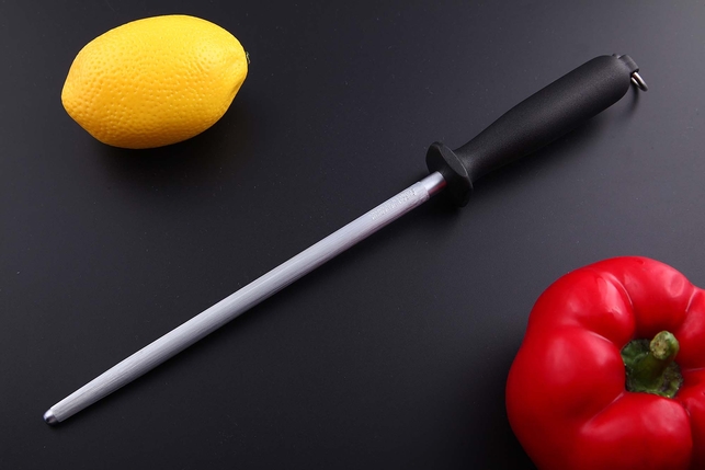 Стальной мусат для правки ножей Flugel 20 см, круглый, средняя насечка (medium), черная рукоять, Германия