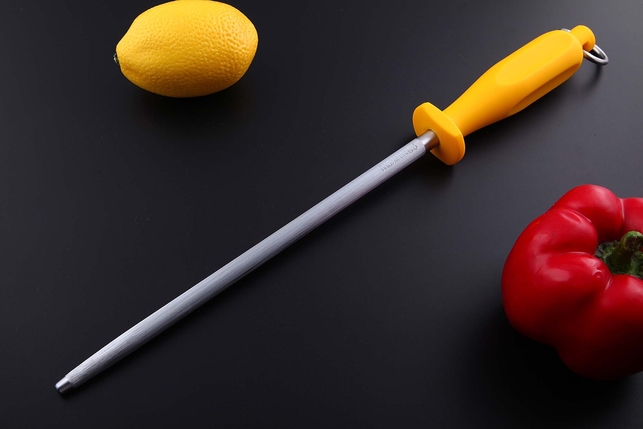 Стальной мусат для правки ножей Flugel 25 см, круглый, средняя насечка (medium), желтая рукоять, Германия