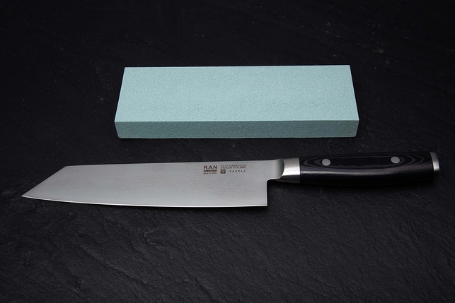 Водный керамический точильный камень для заточки ножей Naniwa Traditional Stone 220 Grit (карбид кремния), Япония