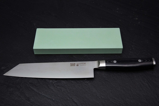 Водный керамический точильный камень для заточки ножей Naniwa Traditional Stone 2000 Grit, Япония