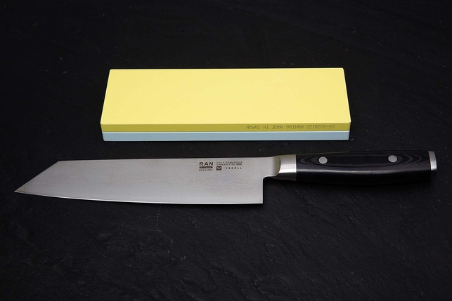 Комбинированный водный керамический точильный камень для заточки ножей Naniwa Combination Stone 2000 / 5000 Grit, Япония